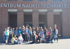 Uczniowie klasy 7c przed wejściem do Centrum Nauki i Techniki EC1.